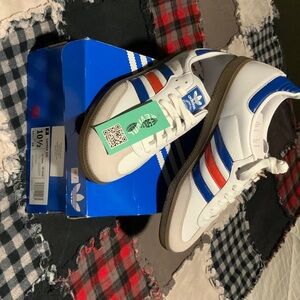 Adidas Mens Samba OG White Sneaker
(Insoles have promotional company print)
NWT